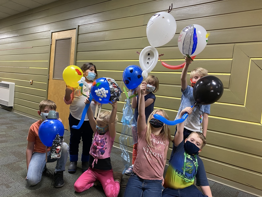 After readingAfter reading Balloons over Broadway by Melissa Sweet Mrs. Burgess’s class created their own puppet balloons!