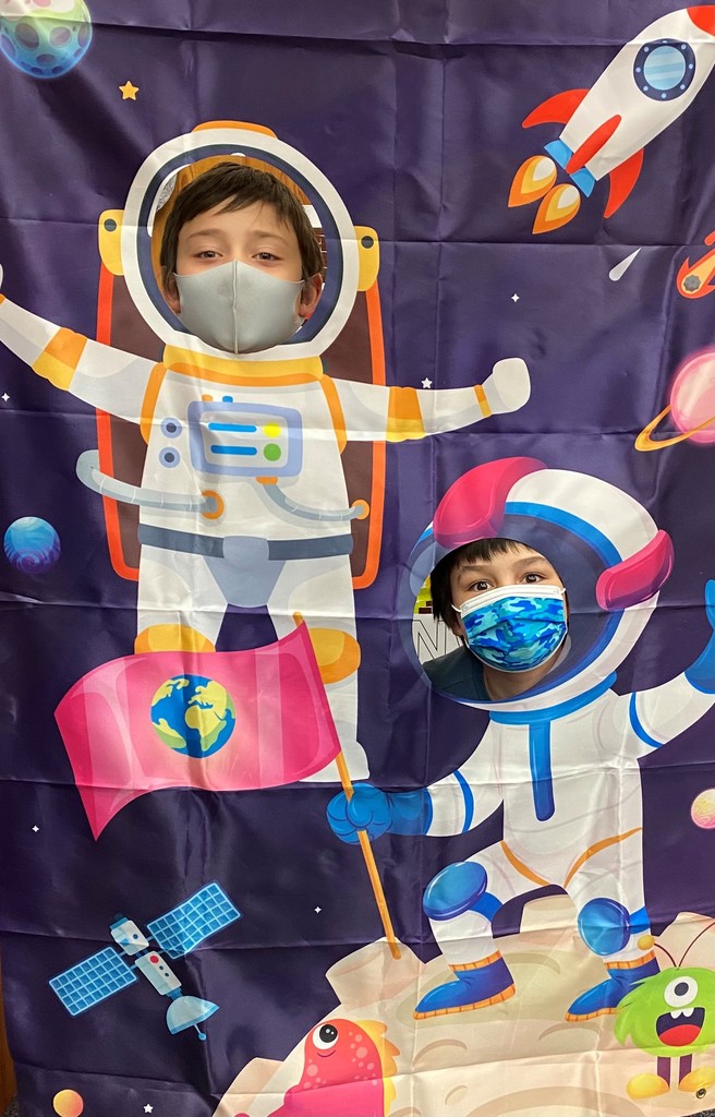 Shopping astronauts