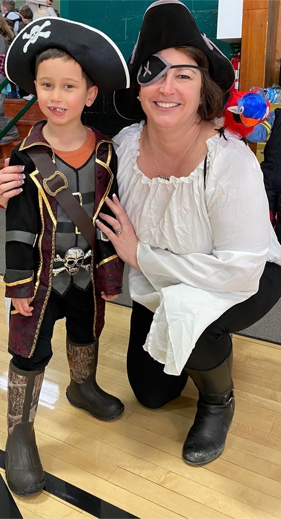 Just two cool pirates hanging out! 🏴pie