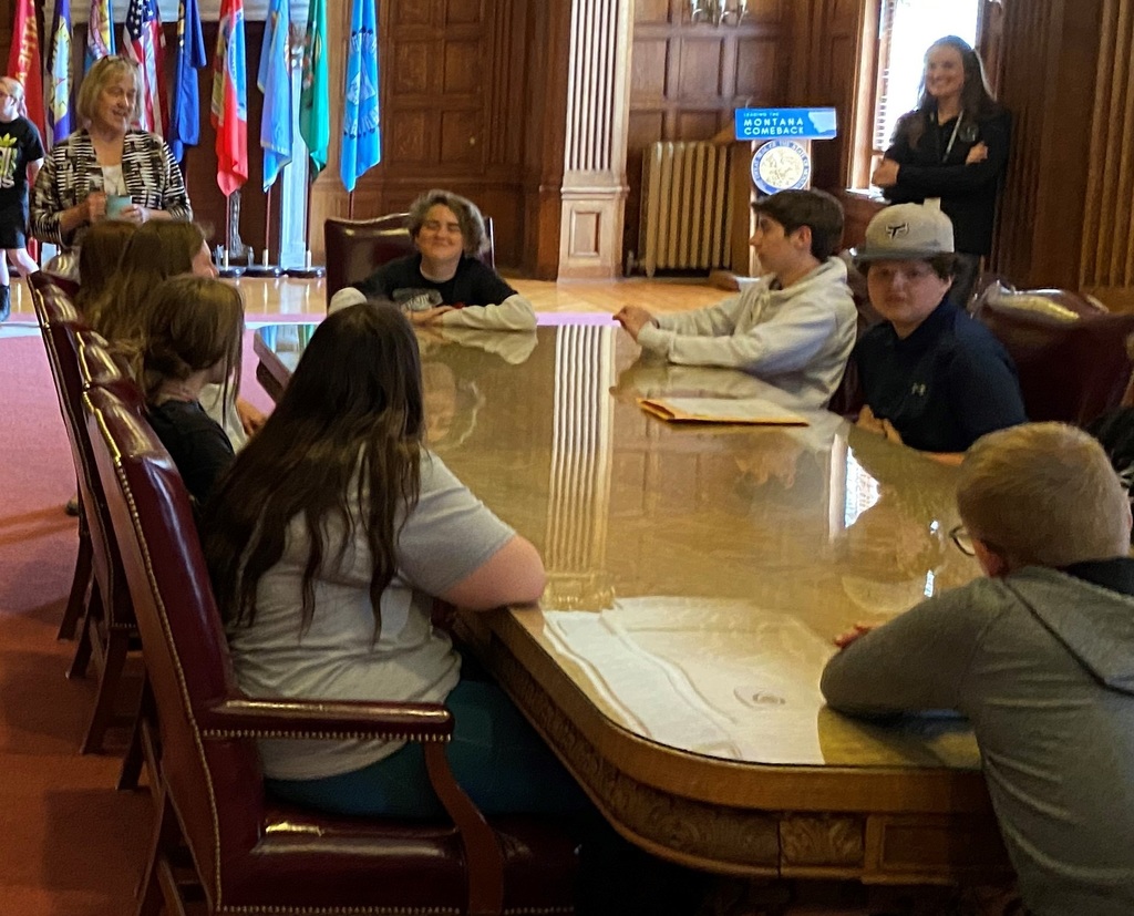 8th graders meeting with the Lt. Governor at the official state meeting table